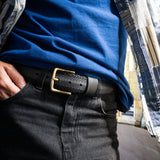 homme portant la ceinture en gravel