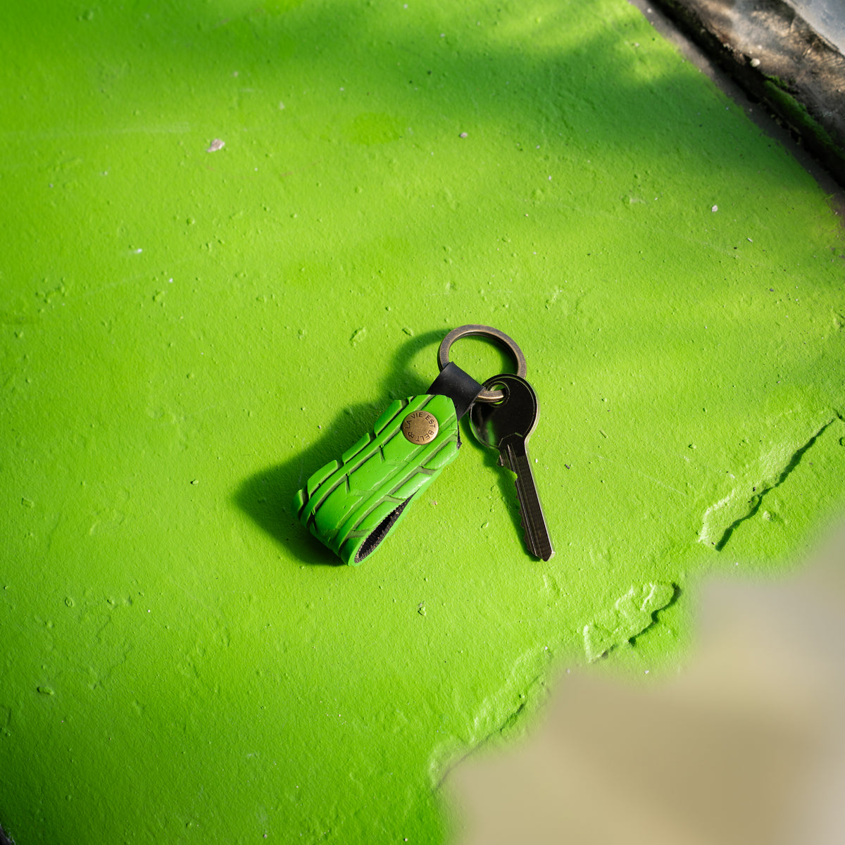 Porte-clés en pneu de vélo upcycle de couleur vert