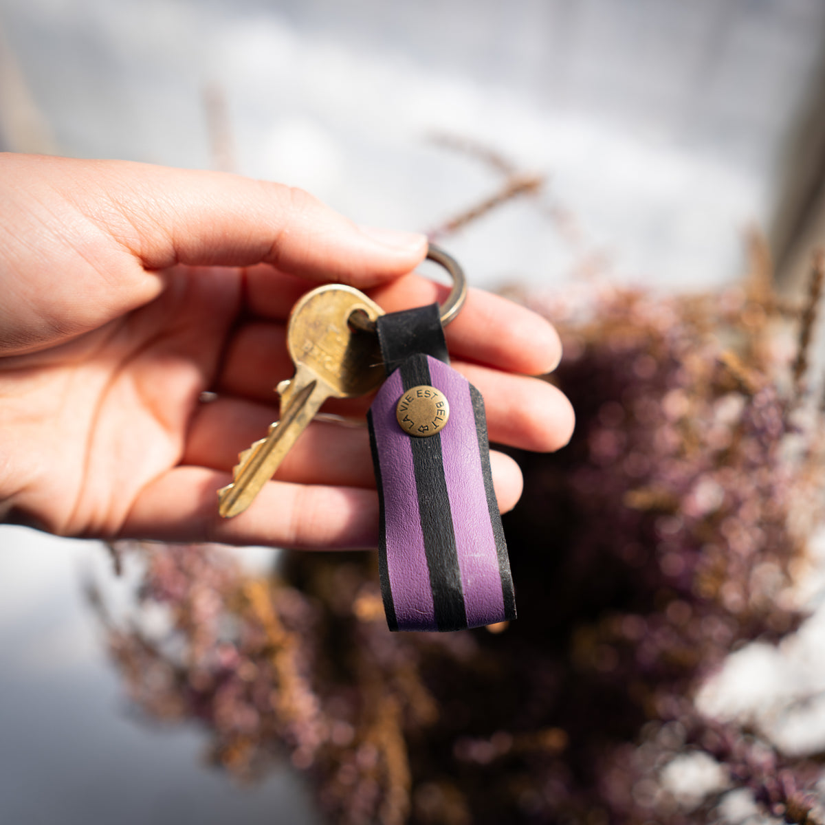 Porte-clés en pneu de vélo upcycle de couleur violet
