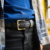 homme portant la ceinture en gravel gros passant