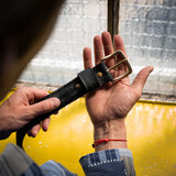 ceinture de face avec sa boucle dorée