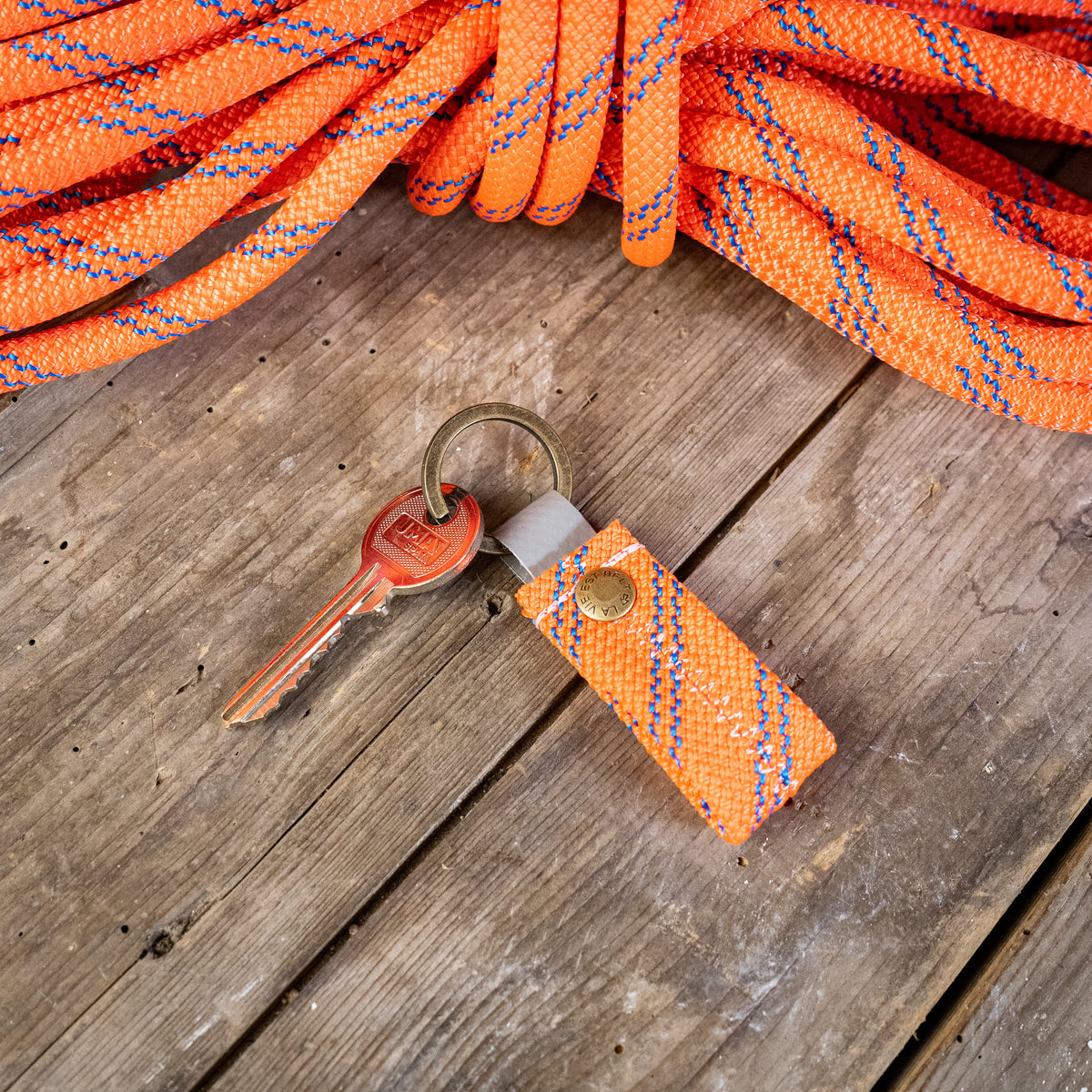 Porte-clés en corde d'escalade de couleurs bleu et orange avec une clés