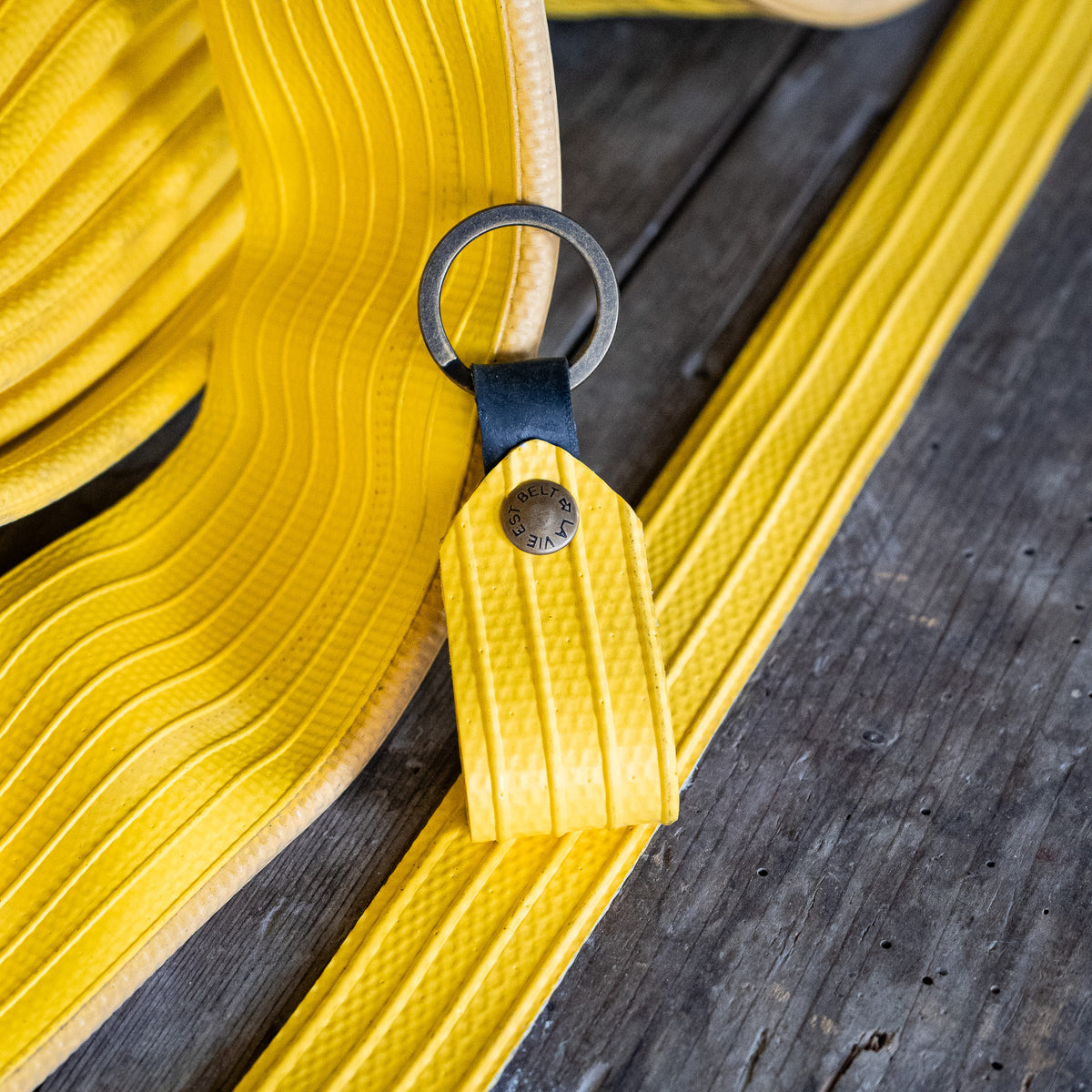 Porte-clés en lance à incendie de couleur jaune