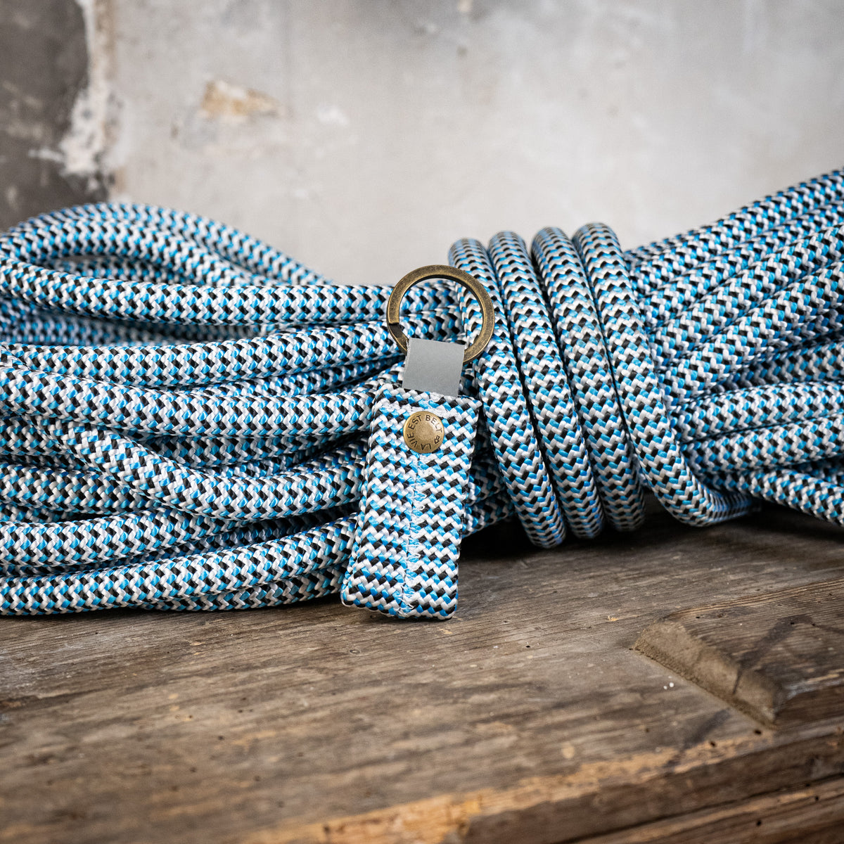 Porte-clés en corde d'escalade de couleurs noir bleu et blanche
