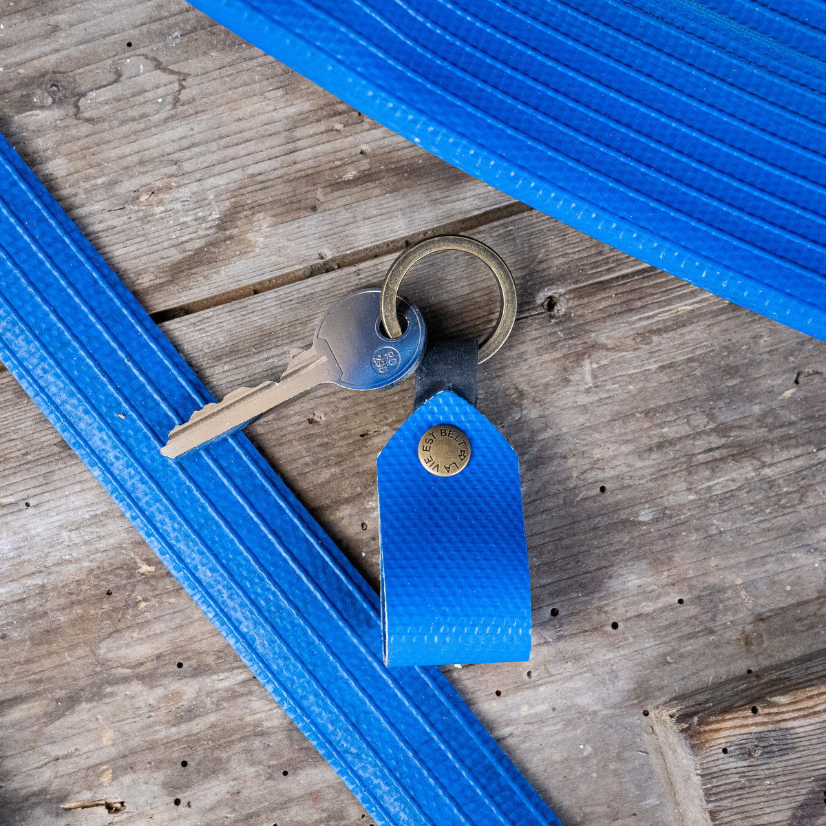 Porte clés en lance à incendie bleu avec une clés