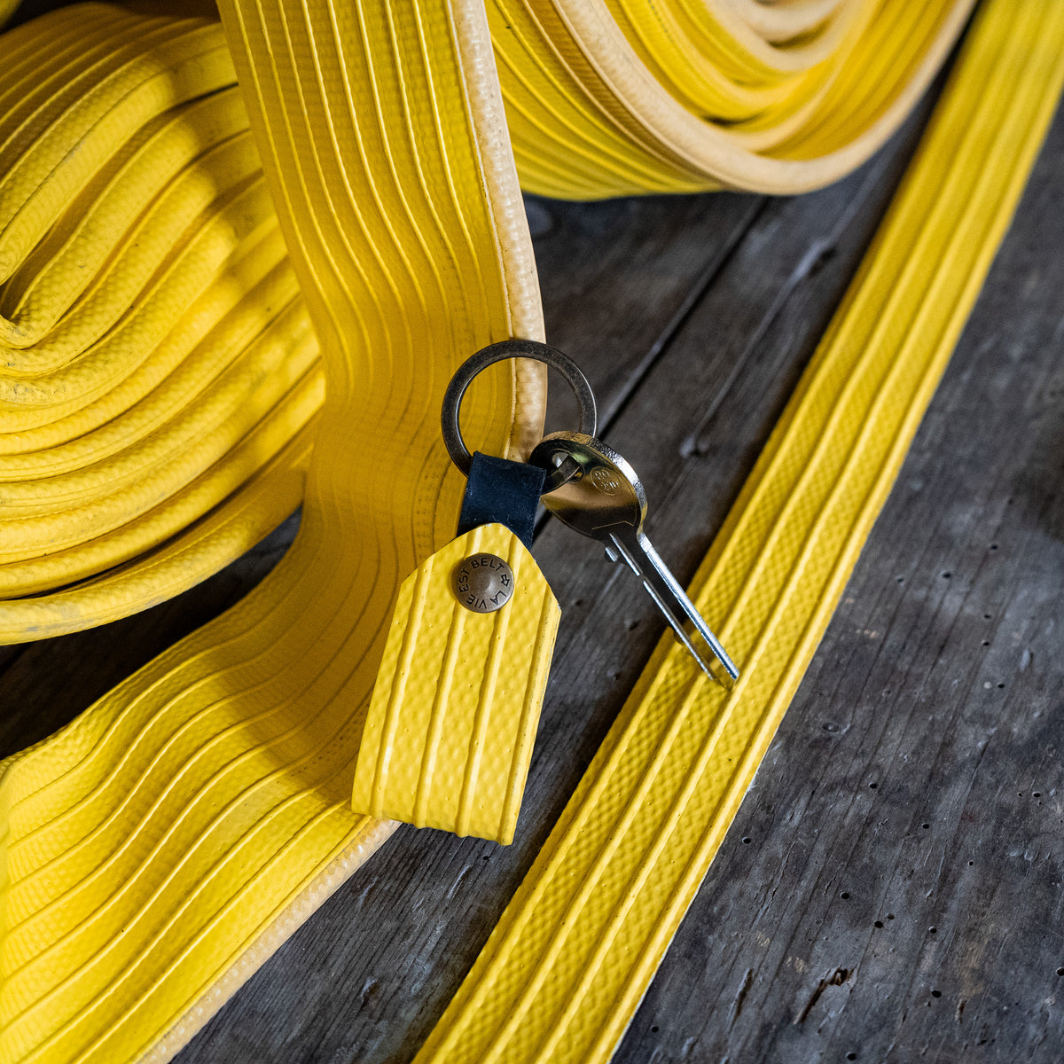 Porte clés en lance à incendie jaune avec une clés