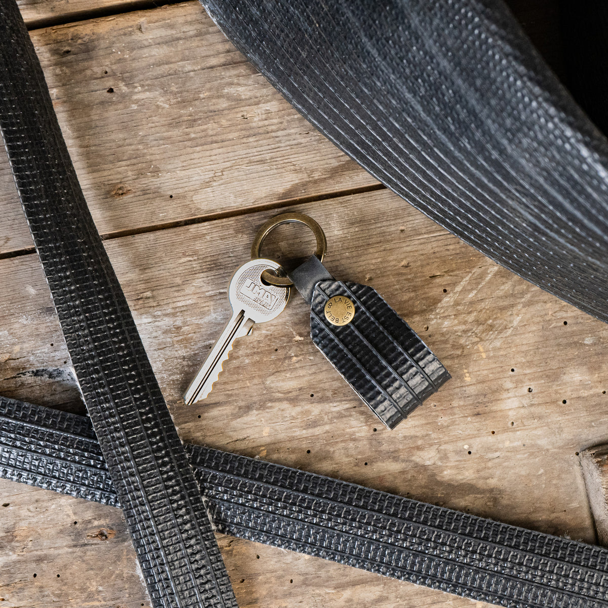 Porte clés en lance à incendie noir avec une clés
