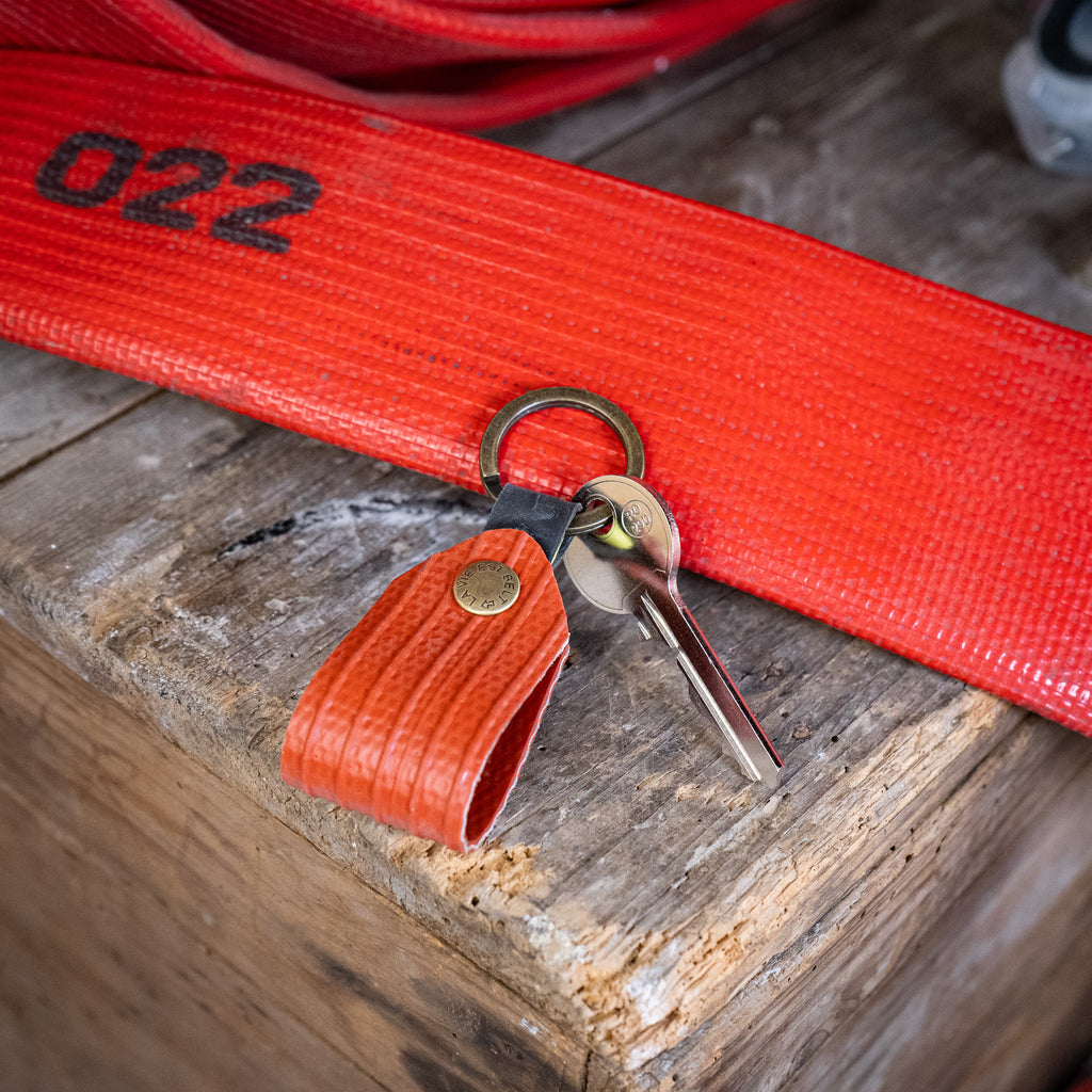 Porte clés en lance à incendie rouge avec une clés